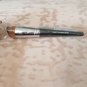 Liquid foundation brush